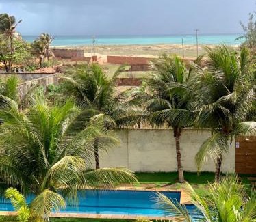 Taiba Apartamento | Apartamento com vista para o mar, piscina , deck , playground e estacionamento .
