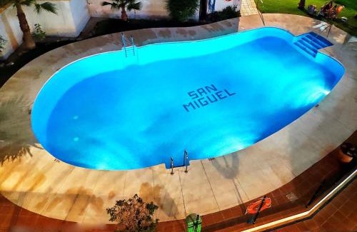 Fuengirola City Centre Apartamento | Apartamento con piscina a 150 metros playa Netflix P Video Aire Acondicionado calefacción toallas y sillas playa sombrilla 2 terrazas una sobre piscina centro ciudad 1 Smart TV por habitación