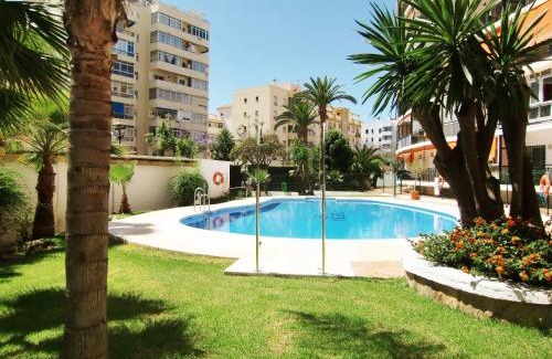 Fuengirola City Centre Apartamento | Apartamento con piscina a 150 metros playa Netflix P Video Aire Acondicionado calefacción toallas y sillas playa sombrilla 2 terrazas una sobre piscina centro ciudad 1 Smart TV por habitación