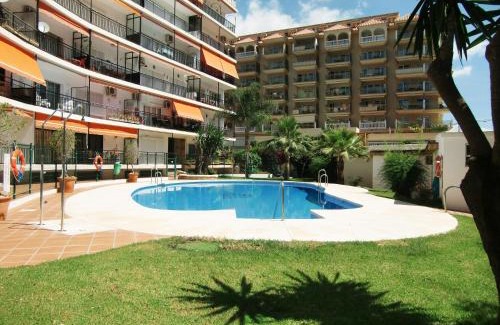 Fuengirola City Centre Apartamento | Apartamento con piscina a 150 metros playa Netflix P Video Aire Acondicionado calefacción toallas y sillas playa sombrilla 2 terrazas una sobre piscina centro ciudad 1 Smart TV por habitación