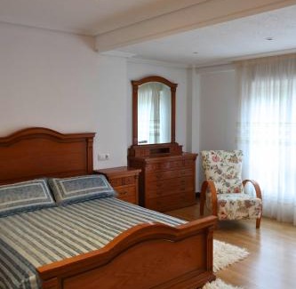 Saron Apartamento | Apartamento con terraza y jardín en Sarón