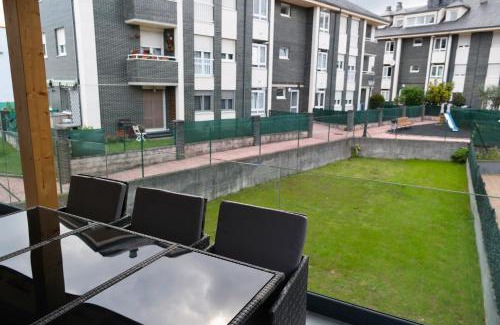 Saron Apartamento | Apartamento con terraza y jardín en Sarón