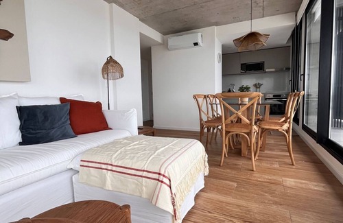 Punta del Este Apartamento | Apartamento con terraza frente a la playa. Parada 27 mansa