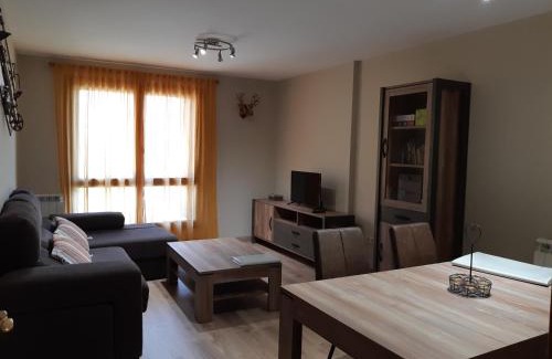 Sallent de Gallego Apartamento | Apartamento familiar con vistas y garage La Portiecha