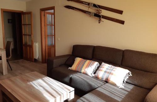 Sallent de Gallego Apartamento | Apartamento familiar con vistas y garage La Portiecha
