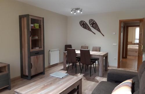 Sallent de Gallego Apartamento | Apartamento familiar con vistas y garage La Portiecha
