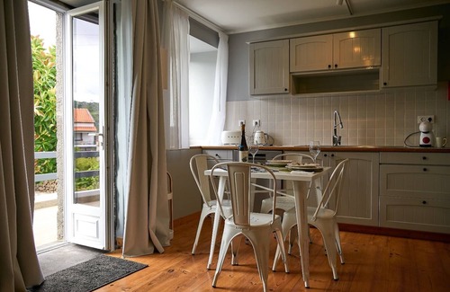 Biscoitos Apartamento | Apartamento Familiar nos Biscoitos com Vinhas e Vista Para a Montanha!