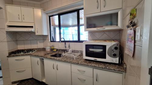 Centro Apartamento | Apartamento na Praia Central, ideal para você e sua família