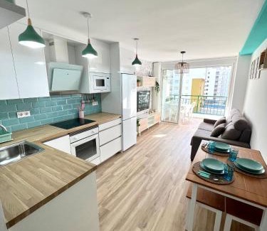 Peniscola Apartamento | APARTAMENTO NUEVO CÉNTRICO en PRIMERA Línea de playa con vistas al Mar, Piscina, aire acondicionado y wifi
