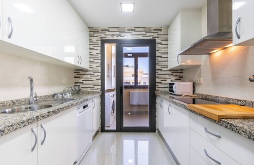 Torre del Mar Apartamento | "Apartamento Playa Marinsa" piscina compartida, aire acondicionado, balcón, wifi; aparcamiento