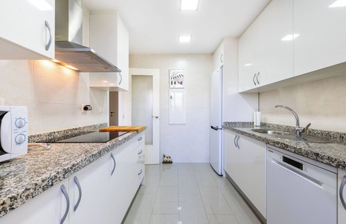 Torre del Mar Apartamento | "Apartamento Playa Marinsa" piscina compartida, aire acondicionado, balcón, wifi; aparcamiento