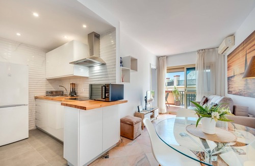 Nikki Beach Apartamento | Apartamento Romana Playa con terraza, piscina compartida, aire acondicionado y Wi-Fi