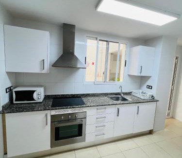 Peniscola Apartamento | APARTAMENTO SITUADO EN EL CENTRO CON 3 HABITACIONES, DISPONE DE AIRE ACONDICIONADO Y WIFI A 150m DE LA PLAYA Y EL CASTILLO