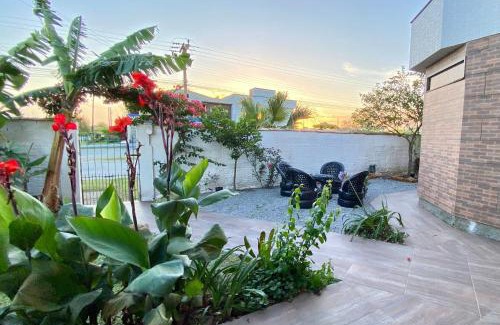 Laguna Apartamento | Apartamentos exclusivos e equipado com varanda ou terraço com Pôr do sol, cozinha privativa, Wi-Fi 600MBs, a 700m da praia de Itapirubá e 1km da BR-101