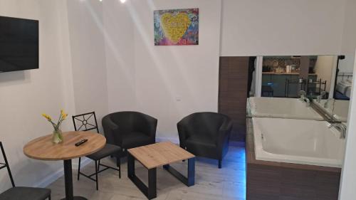 Piotrkow Trybunalski Apartamento | Apartamenty Centrum z wanną dwuosobową