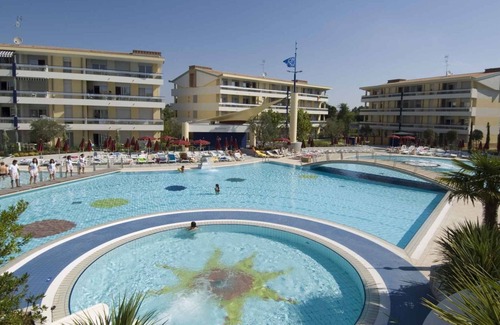 Bibione Condominio | Apartamento vacacional con un tobogán de agua y zona de la piscina