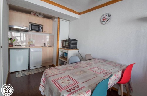 Besse-et-Saint-Anastaise Apartamento | Apartment with garage, pool and wifi, 4th floor of a tourist residence