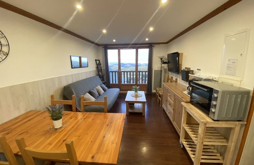 Besse-et-Saint-Anastaise Apartamento | Apartment 4/6 pers Located on the heights of Super-Besse