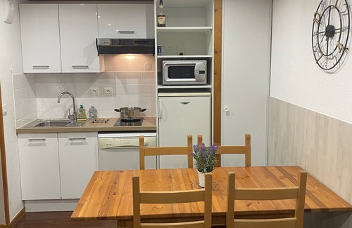 Besse-et-Saint-Anastaise Apartamento | Apartment 4/6 pers Located on the heights of Super-Besse