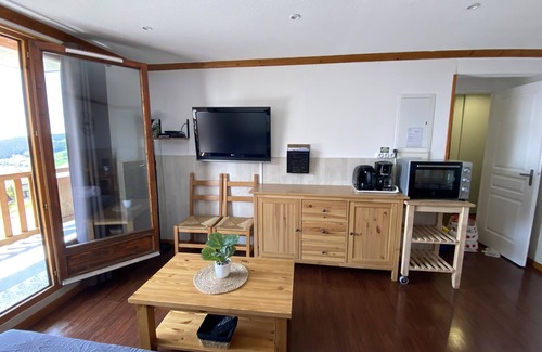 Besse-et-Saint-Anastaise Apartamento | Apartment 4/6 pers Located on the heights of Super-Besse