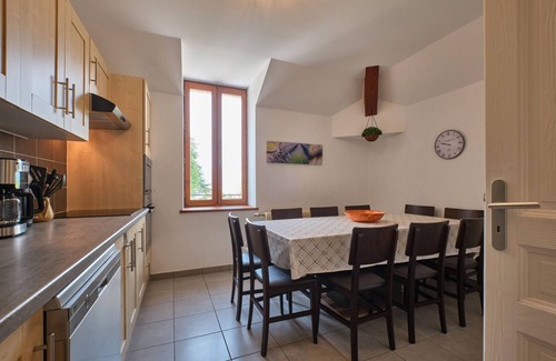 Saint-Geoire-en-Valdaine Apartamento | Apartamento 'Grand Gîte Du Château De St Geoire' con vistas a la montaña, terraza privada y jardín