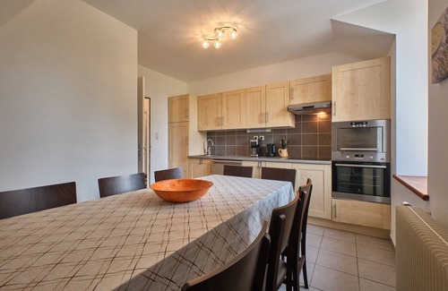 Saint-Geoire-en-Valdaine Apartamento | Apartamento 'Grand Gîte Du Château De St Geoire' con vistas a la montaña, terraza privada y jardín