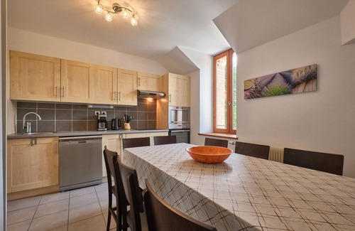 Saint-Geoire-en-Valdaine Apartamento | Apartamento 'Grand Gîte Du Château De St Geoire' con vistas a la montaña, terraza privada y jardín
