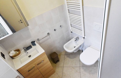 Castelletto Sopra Ticino Apartamento | Apartment 'Il Glisentino' with Private Garden and Wi-Fi