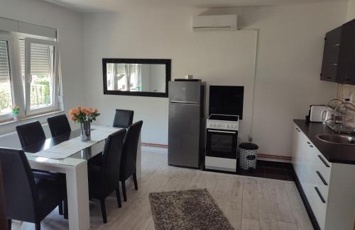Arandelovac Apartamento | Apartman DORA
