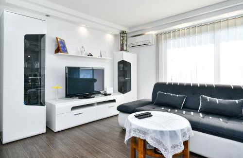 Praputnjak Apartamento | Apartman Lavanda sa bazenom i okućnicom 4*
