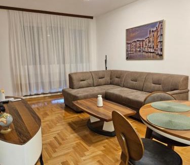 Petrovaradin Apartamento | Apartman Leon
