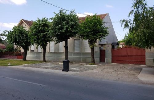 Kikinda Apartamento | Apartman Vila Milica