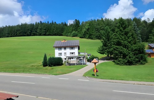 Schonach im Schwarzwald Apartamento | Apartment 'Kienzler's Zeitwerk' with Private Terrace and Wi-Fi