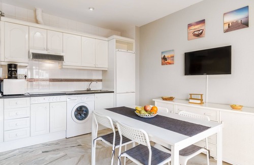 Poblado Sancti Petri Apartamento | Apartamento cerca de la playa con Wi-Fi, Aire Acondicionado, Piscina, Terraza y Balcón