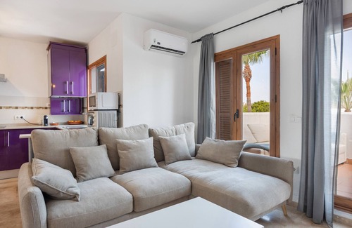 Los Gallos-Cerromolino Apartamento | Apartamento 'Viento Del Mar' con piscina compartida, terraza privada y aire acondicionado.