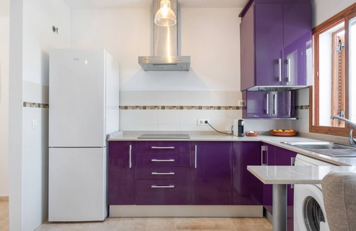 Los Gallos-Cerromolino Apartamento | Apartamento 'Viento Del Mar' con piscina compartida, terraza privada y aire acondicionado.