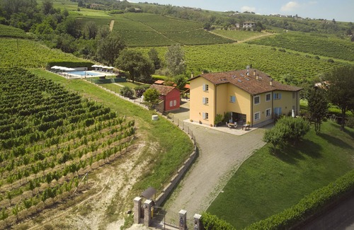 Santo Stefano Belbo Apartamento | Apartamento-Familiar-Baño Privado-Vista a la Montana-Appartamento Tre