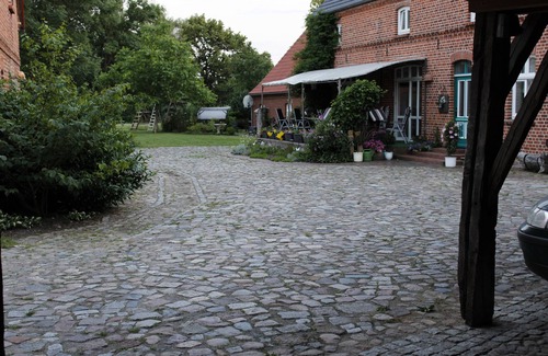 Blievenstorf Apartamento | Apartamento 'Damwildhof Fewo Zur Kastanie' con jardín compartido y Wi-Fi