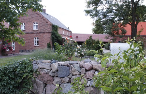 Blievenstorf Apartamento | Apartamento 'Damwildhof Fewo Zur Kastanie' con jardín compartido y Wi-Fi