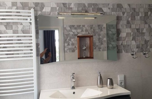 Seehausen Apartamento | Apartment with lake view / guest apartment 12 km from Motorsportarena Oschersleben