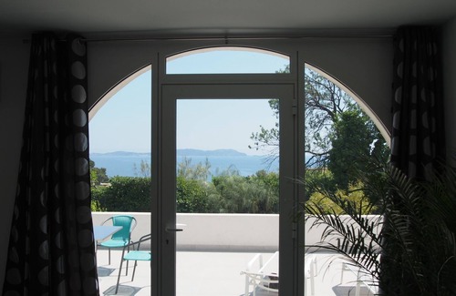 Carqueiranne Apartamento | Amplio apartamento nuevo con vista al mar