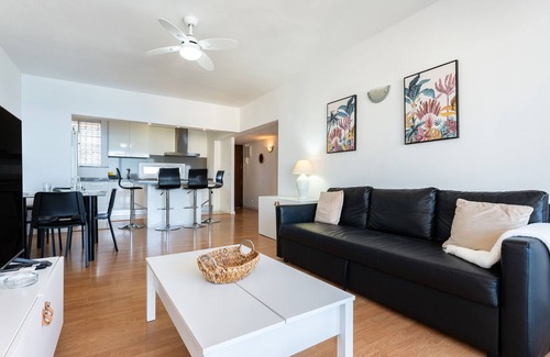 Fuengirola Apartamento | Apartamento '2 Bed 1 Bath Very Bright Apt' con vistas al mar, Wi-Fi y aire acondicionado