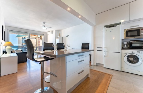 Fuengirola Apartamento | Apartamento '2 Bed 1 Bath Very Bright Apt' con vistas al mar, Wi-Fi y aire acondicionado
