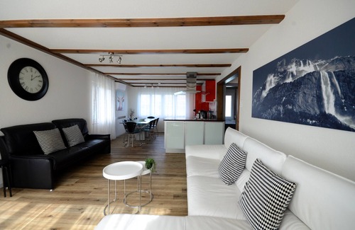 Boenigen Apartamento | Apartment 2. Lakeside property. Amazing Views, balcony & garden.