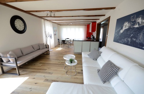 Boenigen Apartamento | Apartment 2. Lakeside property. Amazing Views, balcony & garden.