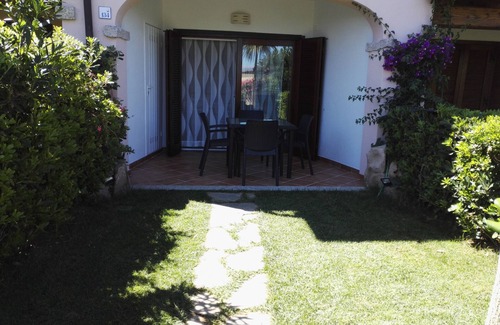 Porto San Paolo Apartamento | Apartamento a 250 metros del mar completamente reformado con jardín privado.