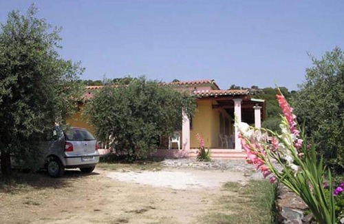 Orosei Apartamento | Apartment 300 meters from the beach in villa of the Olives and Roses