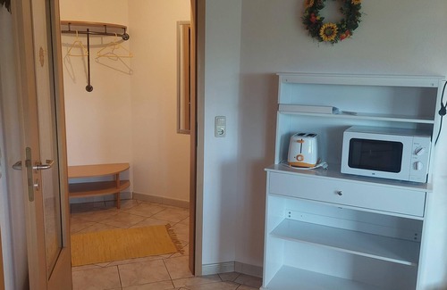 Frasdorf Apartamento | Apartamento hasta 3 adultos, 35 m2, 1. Piso, balcón, sala de estar / dormitorio con cama doble, 1 habitación para 1 persona, TV vía satélite