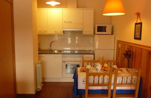 Ibero Apartamento | Apartamento (4 pax) con vistas al río y piscina. A 10 minutos de Pamplona.