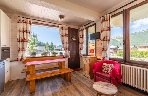 Les Gets Apartamento | Apartamento para 4 personas al pie de la ladera de esquí La Turche con terraza hacia el sur y vistas a la montaña.